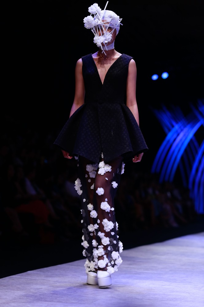 Dàn người mẫu 'giấu mặt' bùng nổ trên sàn catwalk - ảnh 11