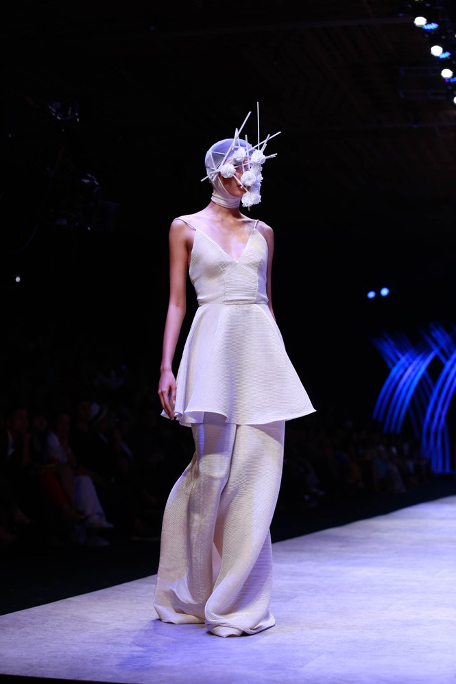 Dàn người mẫu 'giấu mặt' bùng nổ trên sàn catwalk - ảnh 4