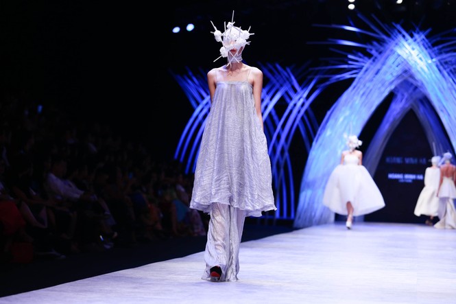 Dàn người mẫu 'giấu mặt' bùng nổ trên sàn catwalk - ảnh 6