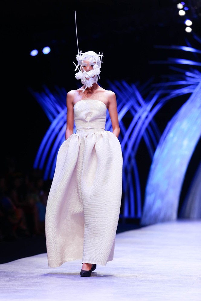 Dàn người mẫu 'giấu mặt' bùng nổ trên sàn catwalk - ảnh 5