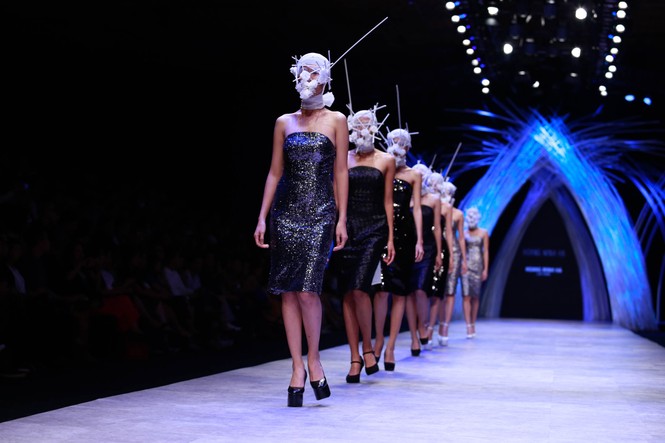 Dàn người mẫu 'giấu mặt' bùng nổ trên sàn catwalk - ảnh 8