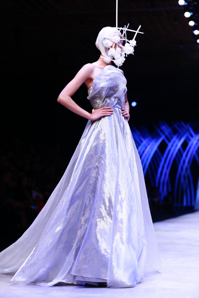Dàn người mẫu 'giấu mặt' bùng nổ trên sàn catwalk - ảnh 3