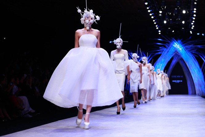 Dàn người mẫu 'giấu mặt' bùng nổ trên sàn catwalk - ảnh 2
