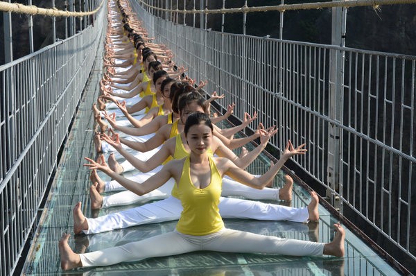 Mục kích 100 thiếu nữ tập yoga trên cầu kính dài nhất thế giới - ảnh 5