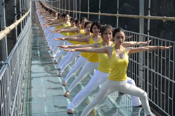 Mục kích 100 thiếu nữ tập yoga trên cầu kính dài nhất thế giới - ảnh 2