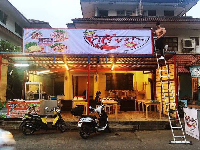 Hội trai đẹp bán... mì gây 'sốt' ở Thái Lan - ảnh 1