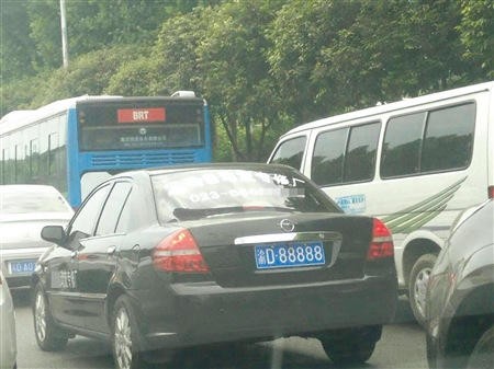 Xe “cỏ” biển ngũ quý 8 liên tục bị cảnh sát bắt vì nghi giả - ảnh 2