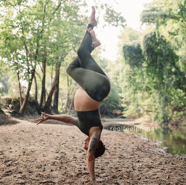 Tròn mắt với mẹ trẻ vừa tập yoga vừa cho con bú - ảnh 3