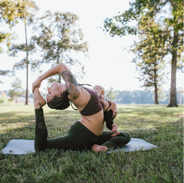 Tròn mắt với mẹ trẻ vừa tập yoga vừa cho con bú - ảnh 4