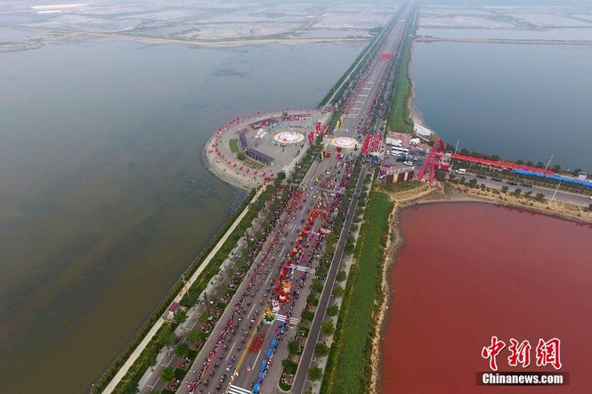 Lạnh người với hồ muối 4.000 năm biến thành 'hồ máu' - ảnh 1