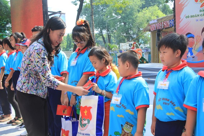 Lãnh đạo TPHCM tặng quà Tết đến 2.000 trẻ nghèo ngày cận Tết Đinh Dậu - ảnh 6
