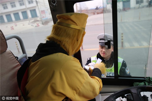 Chặn xe trên cao tốc, cảnh sát ngã ngửa vì tài xế là... Tôn Ngộ Không - ảnh 4