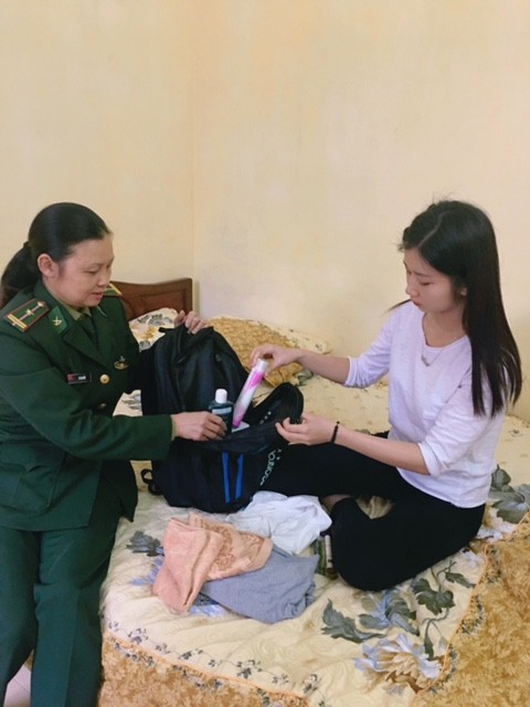 Thêm một nữ cử nhân xinh đẹp lên đường nhập ngũ - ảnh 3