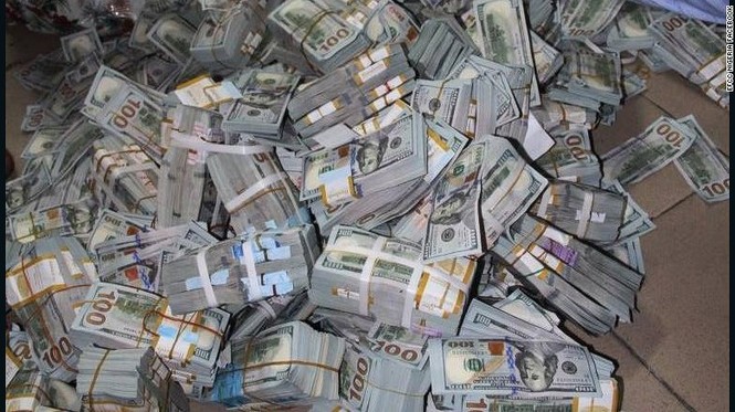 Phát hiện 43 triệu USD tiền mặt chất núi trong căn hộ bí ẩn - ảnh 2
