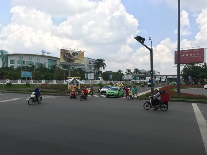 Thử nghiệm mở thêm hướng lưu thông để 'giải cứu' Tân Sơn Nhất - ảnh 1