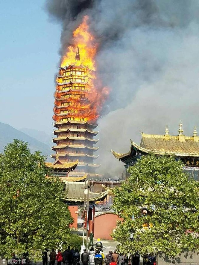 Tháp chùa gỗ 16 tầng bốc cháy phừng phừng ở Trung Quốc