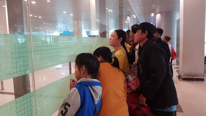 Hàng trăm người đón các cô dâu Việt về quê ăn Tết - ảnh 3