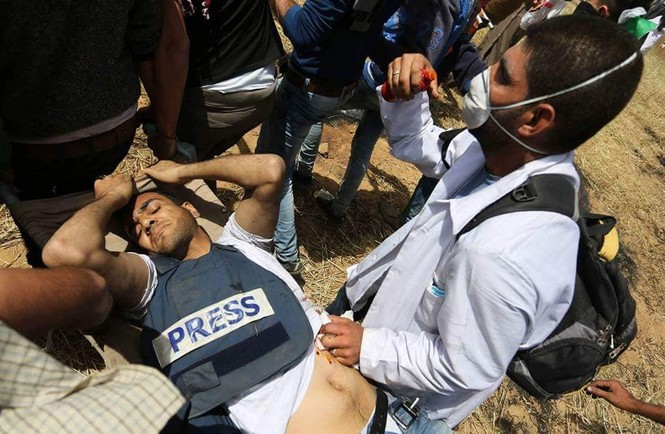 Đưa tin bạo động ở dải Gaza, 13 nhà báo bị thương - ảnh 1