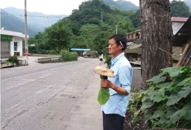 Bản sao tỉ phú Jack Ma đứng giữa đường bán nấm dại - ảnh 1