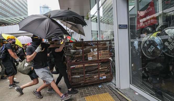 Lãnh đạo Hong Kong sốc vì người biểu tình phá hoại tòa nhà hành chính - ảnh 2