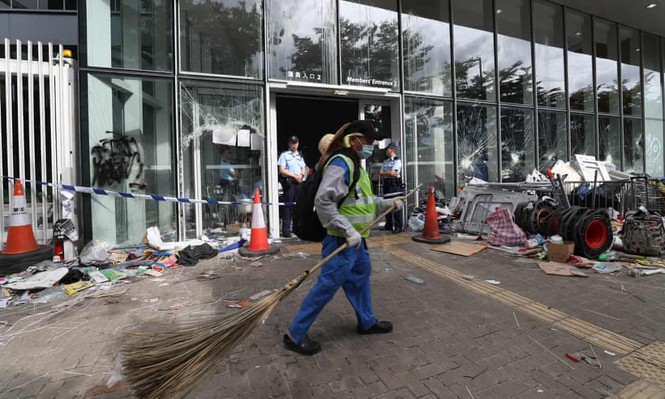 Lãnh đạo Hong Kong sốc vì người biểu tình phá hoại tòa nhà hành chính - ảnh 3