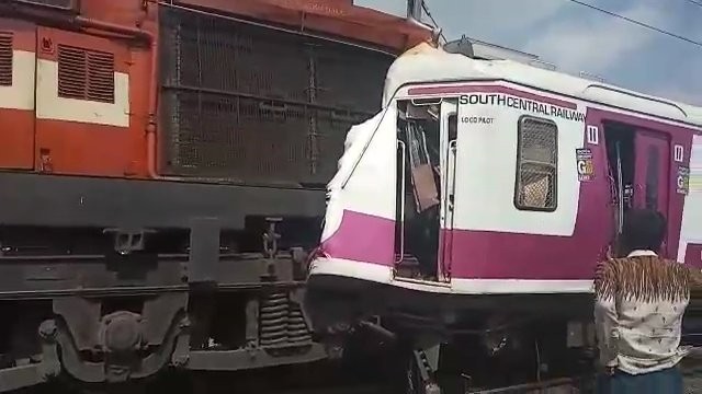 Hai đoàn tàu đấu đầu trong sân ga, 31 người thương vong - ảnh 1