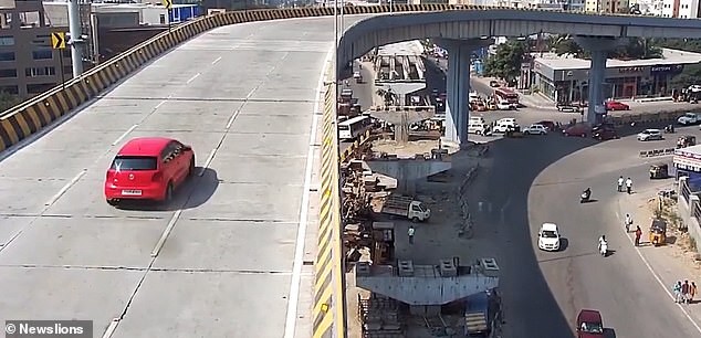 Xe hơi 'từ trên trời' rơi trúng điểm chờ xe buýt, một phụ nữ chết oan - ảnh 1