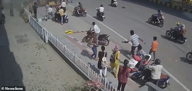 Xe hơi 'từ trên trời' rơi trúng điểm chờ xe buýt, một phụ nữ chết oan - ảnh 2