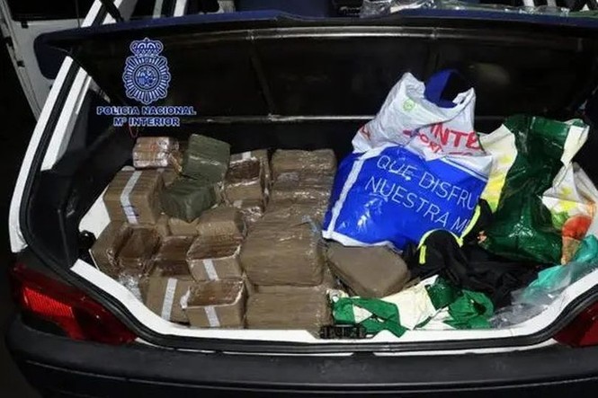 Tây Ban Nha: Bị phát hiện, thủy thủ đánh chìm tàu ngầm chở 3 tấn cocaine - ảnh 1