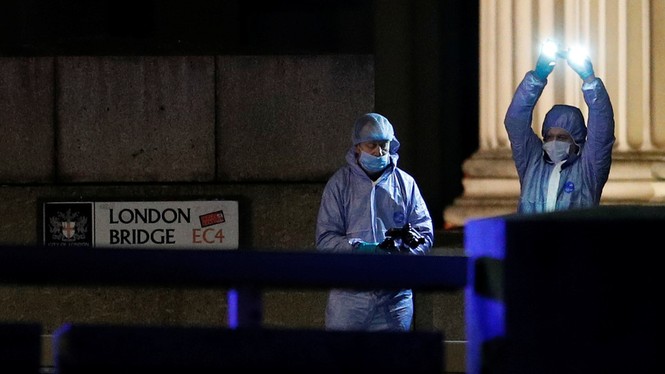 Khủng bố đâm dao gần cầu London, nhiều người thương vong - ảnh 2