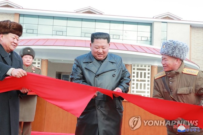 Ông Kim Jong-un đi cáp treo ngắm khu resort trượt tuyết sang chảnh - ảnh 1