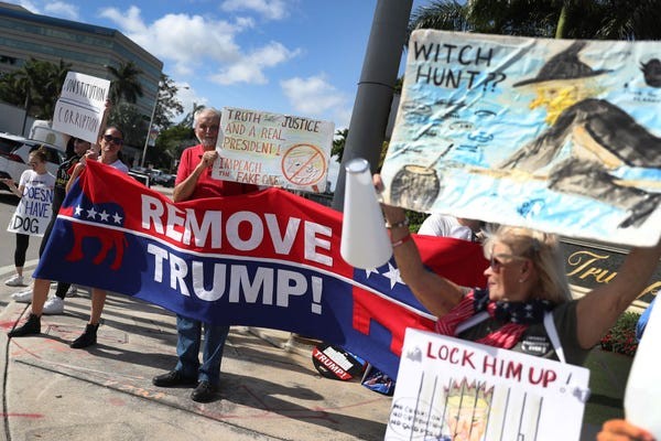 Dân Mỹ rủ nhau xuống đường ủng hộ luận tội Tổng thống Trump - ảnh 2