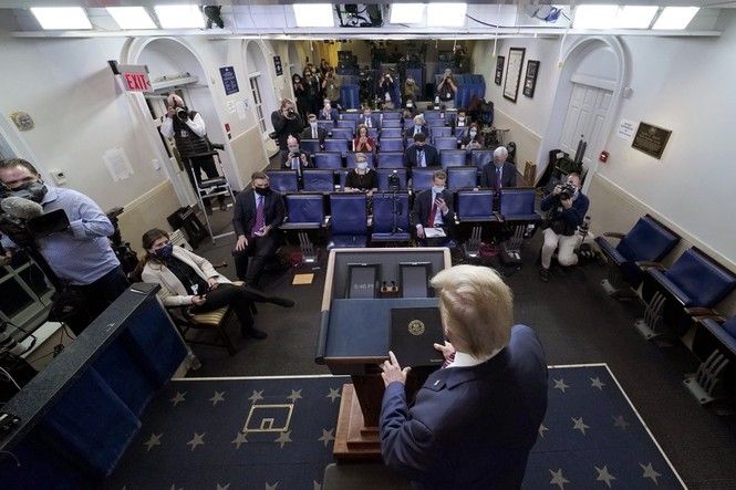 Đài truyền hình Mỹ cắt ngang bài phát biểu của Tổng thống Trump - ảnh 2