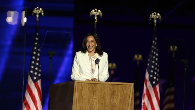 Ông Joe Biden ăn mừng chiến thắng dưới trời rợp pháo hoa - ảnh 1