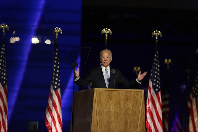 Ông Joe Biden ăn mừng chiến thắng dưới trời rợp pháo hoa - ảnh 3