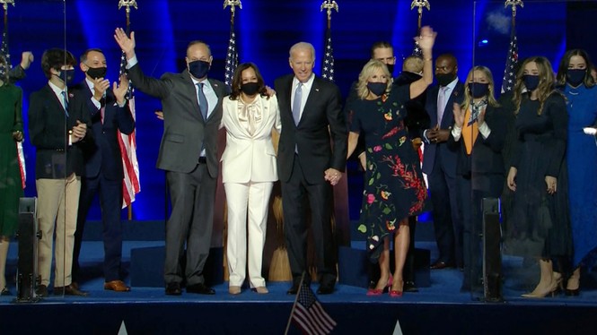 Ông Joe Biden ăn mừng chiến thắng dưới trời rợp pháo hoa - ảnh 9