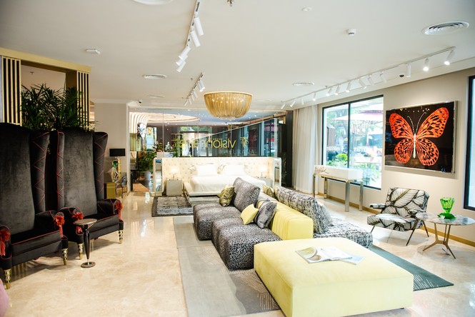 Bàn vài tỉ, ghế vài trăm triệu ra mắt ở Hà Nội - ảnh 2