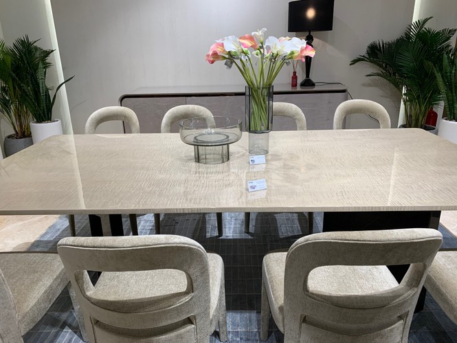 Bàn vài tỉ, ghế vài trăm triệu ra mắt ở Hà Nội - ảnh 5