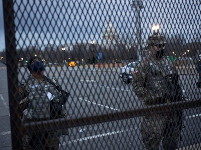 Washington trước lễ nhậm chức: Hàng rào sừng sững như pháo đài, xe Humvee lượn khắp phố - Ảnh 3.