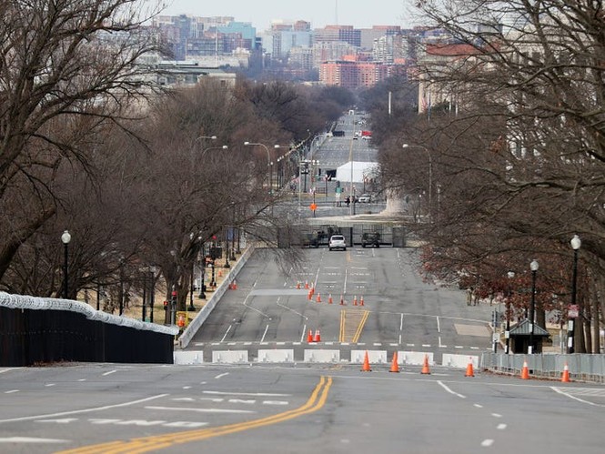 Washington trước lễ nhậm chức: Hàng rào sừng sững như pháo đài, xe Humvee lượn khắp phố - Ảnh 6.