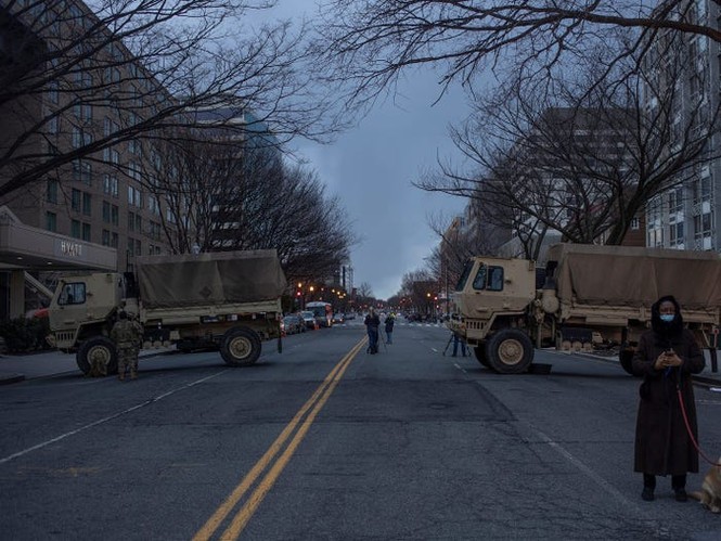 Washington trước lễ nhậm chức: Hàng rào sừng sững như pháo đài, xe Humvee lượn khắp phố - Ảnh 5.