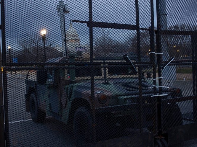Washington trước lễ nhậm chức: Hàng rào sừng sững như pháo đài, xe Humvee lượn khắp phố - Ảnh 8.