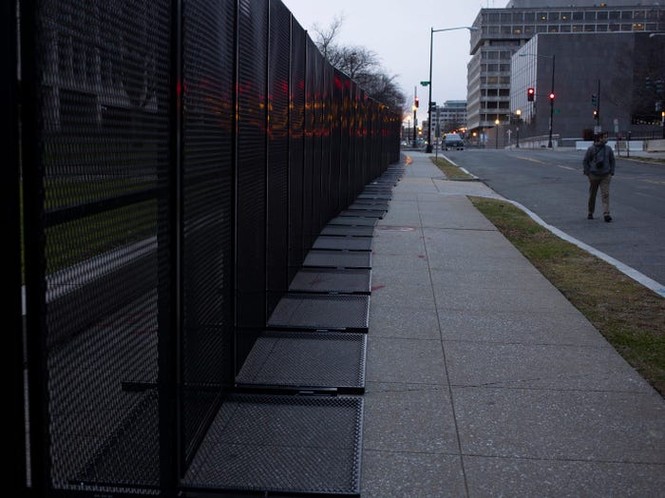 Washington trước lễ nhậm chức: Hàng rào sừng sững như pháo đài, xe Humvee lượn khắp phố - Ảnh 10.