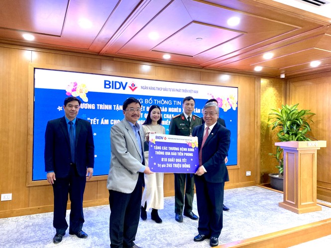 BIDV dành 30 tỷ đồng tặng quà tết cho người nghèo - ảnh 1