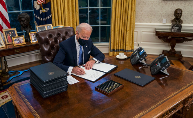 Tổng thống Biden loại bỏ nút gọi nước ngọt của ông Trump trên bàn làm việc - ảnh 3