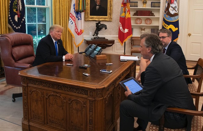 Tổng thống Biden loại bỏ nút gọi nước ngọt của ông Trump trên bàn làm việc - ảnh 1
