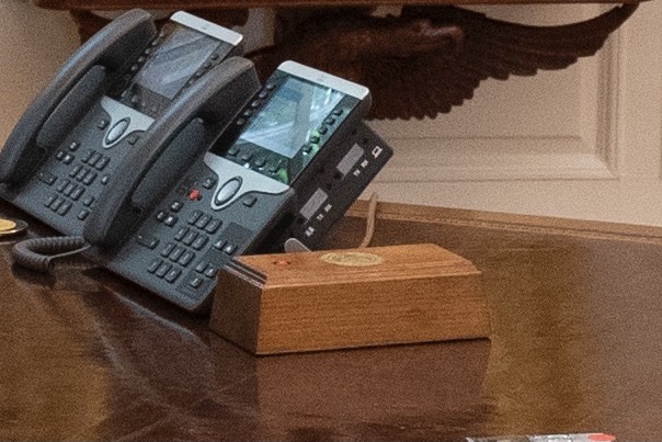Tổng thống Biden loại bỏ nút gọi nước ngọt của ông Trump trên bàn làm việc - ảnh 2