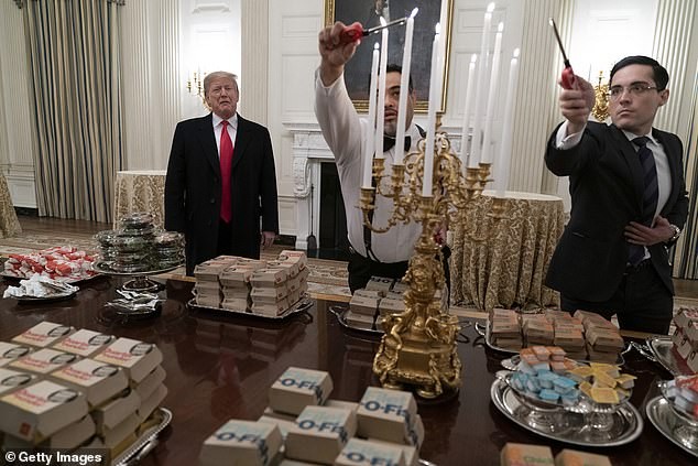 Khoảnh khắc ông Biden bối rối vì cánh cửa Nhà Trắng mãi không mở - ảnh 2