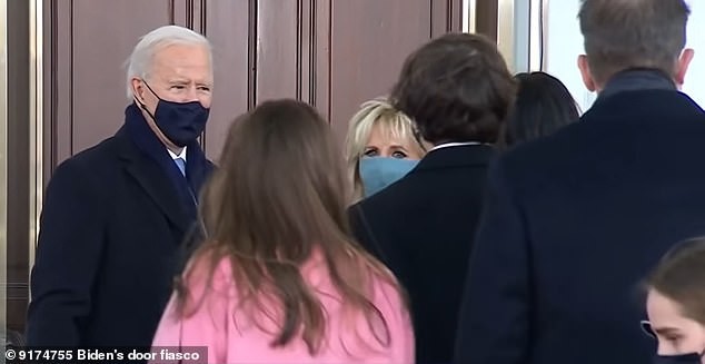 Khoảnh khắc ông Biden bối rối vì cánh cửa Nhà Trắng mãi không mở - ảnh 1