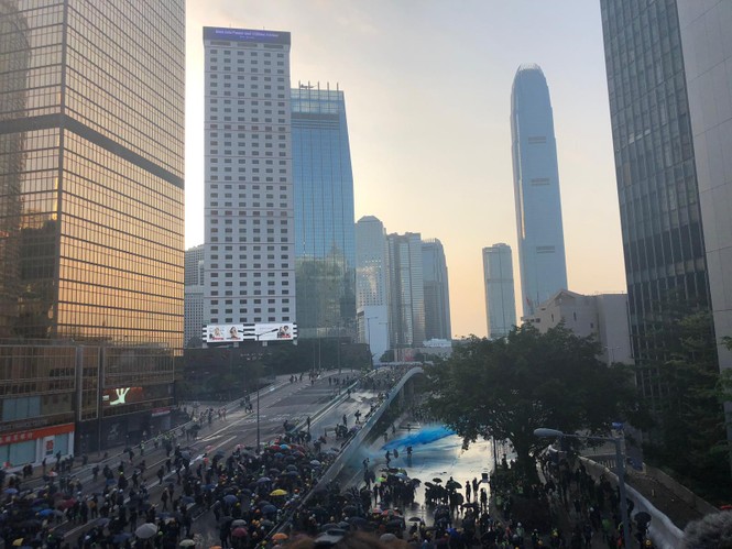 người biểu tình Hong Kong ném bom xăng cảnh sát chống bạo động bắn lựu đạn cay phun vòi rồng - ảnh 4